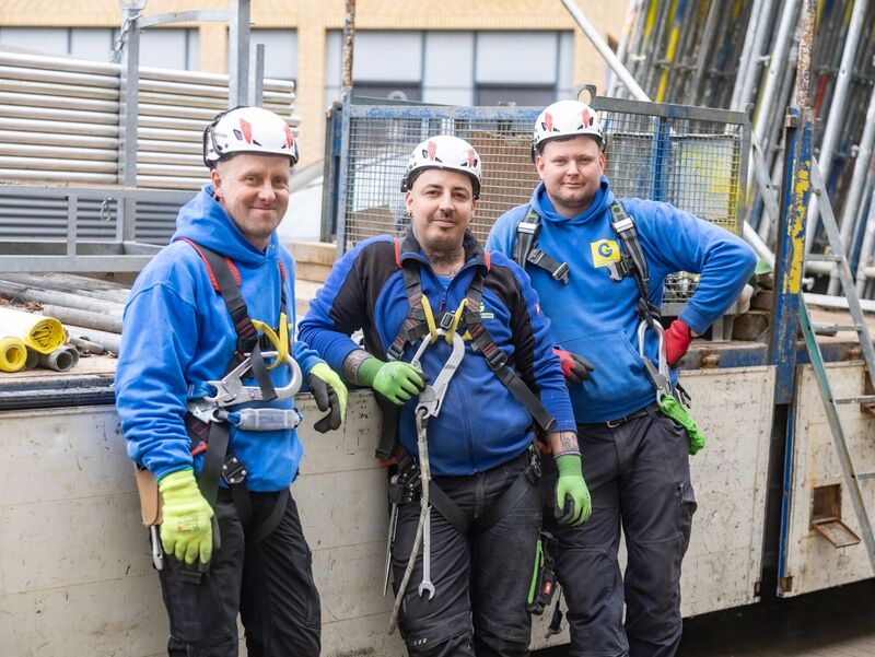 Drei Bauarbeiter Schutzkleidung Baustelle